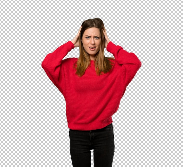 PSD mujer joven con suéter rojo frustrado y toma las manos en la cabeza
