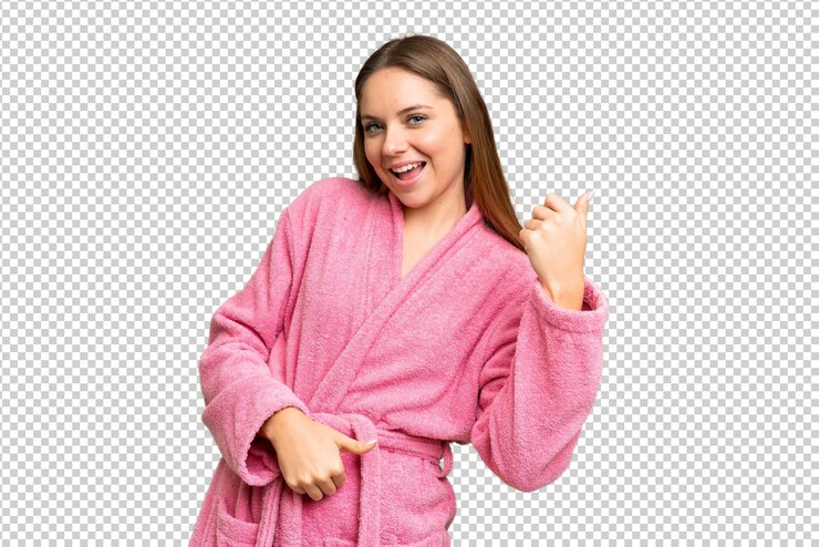 PSD mujer joven en túnica de baño sobre fondo de tecla cromada aislada haciendo un gesto de guitarra
