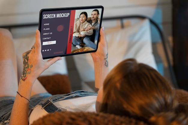 Mujer joven viendo una película en su tableta