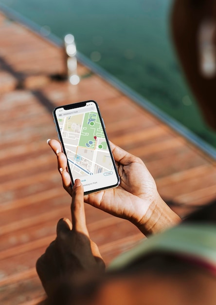 Mujer juguetona que usa su teléfono en un parque