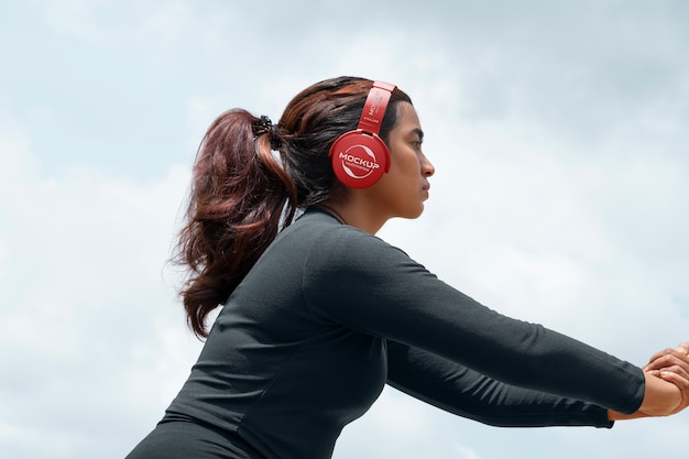 mujer, llevando, auriculares, exterior, vista lateral