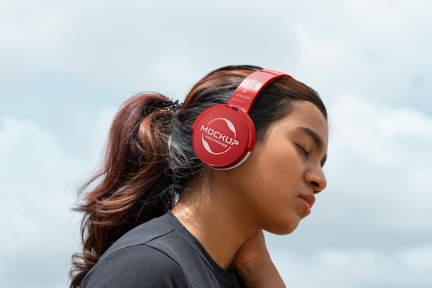 PSD mujer, llevando, auriculares, exterior