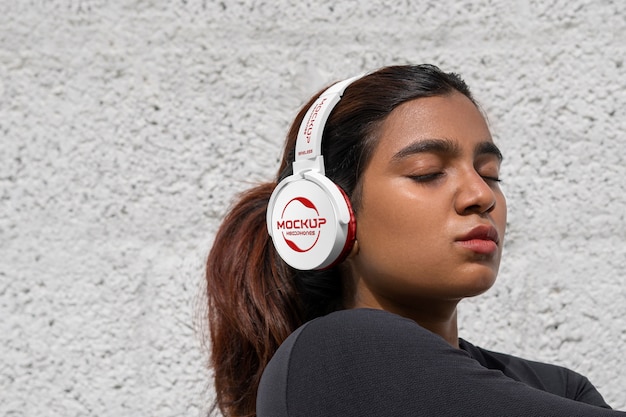 mujer, llevando, auriculares, vista lateral