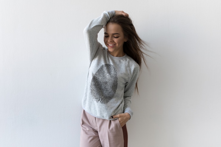 PSD mujer, llevando, sudadera