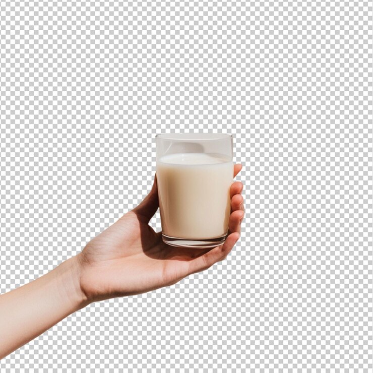 PSD mujer con la mano sosteniendo un vaso de leche cremosa fresca bebida comida fría bebida de dieta pura bebida lechera blanca limpia