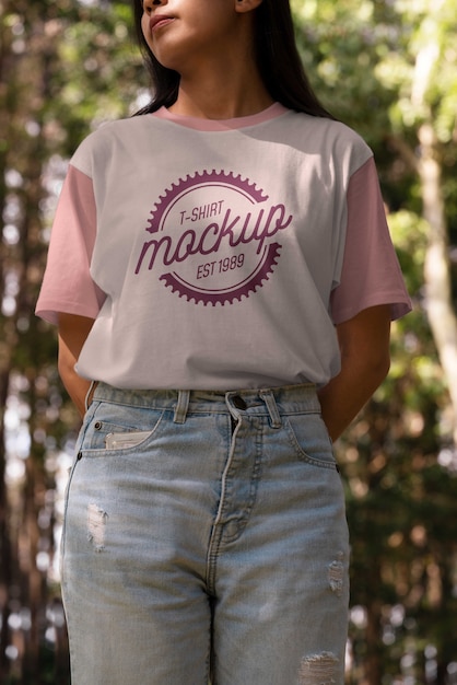 PSD mujer con maqueta de camisa al aire libre en la naturaleza