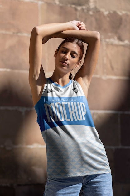 PSD mujer con maqueta de camiseta de baloncesto