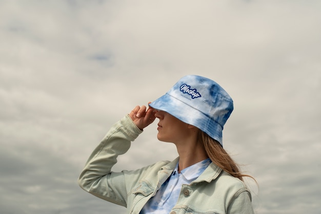 PSD mujer con maqueta de sombrero de pescador