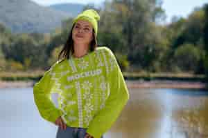 PSD mujer con una maqueta de sudadera con capucha para la exposición al frío.