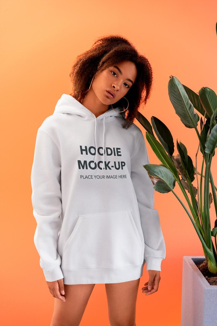 PSD una mujer con una maqueta de sudadera con capucha