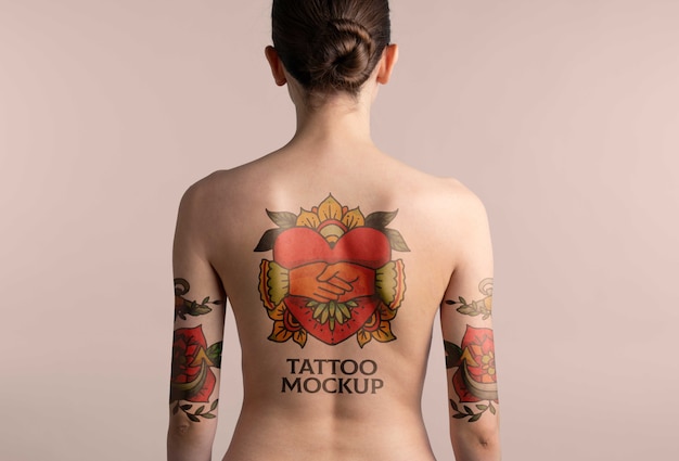 Mujer con maqueta de tatuaje en la espalda