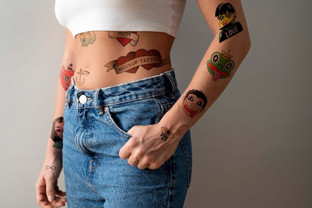 Mujer con maqueta de tatuaje