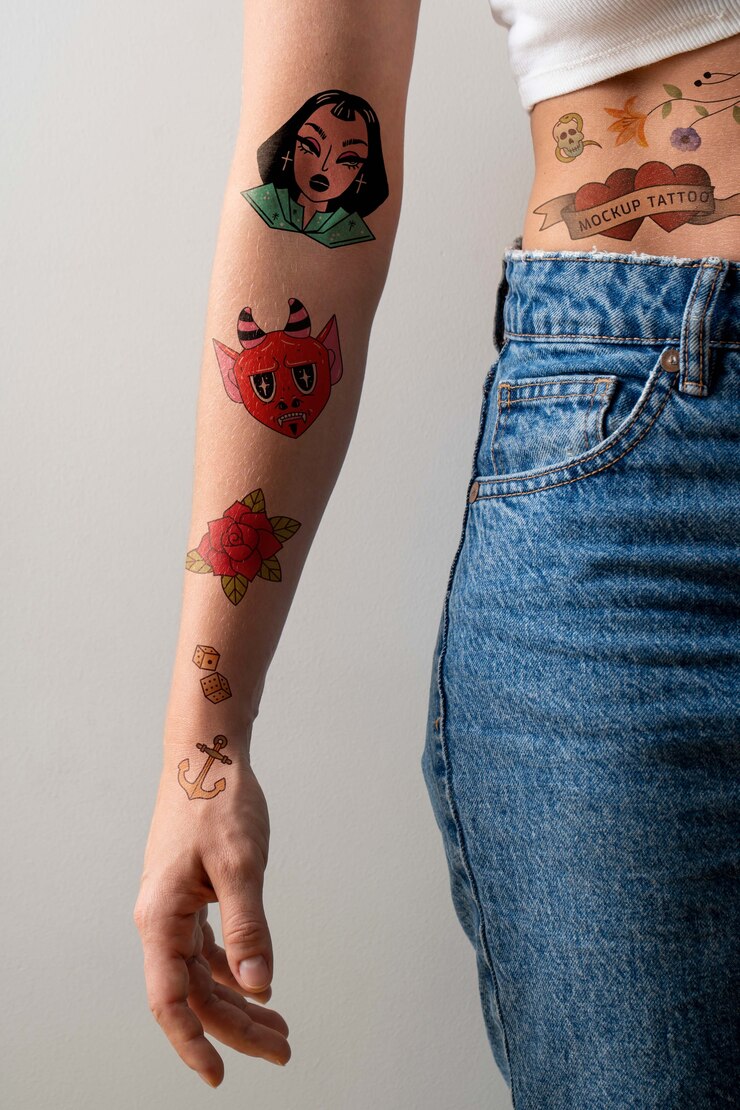 PSD mujer con maqueta de tatuaje