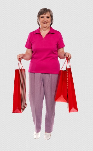 una mujer mayor sosteniendo bolsas de compras con una camisa rosa en ella