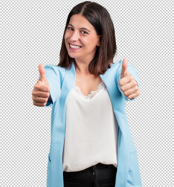 Mujer de mediana edad alegre y emocionada, sonriendo y levantando su pulgar hacia arriba