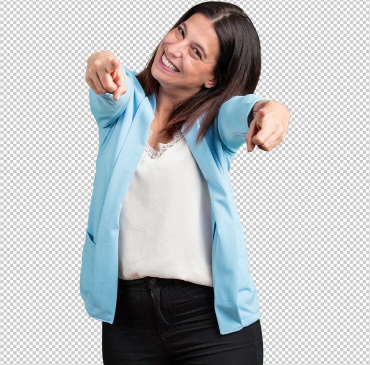 PSD mujer de mediana edad alegre y sonriente apuntando hacia el frente