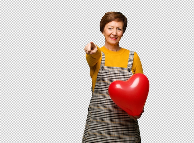 Mujer de mediana edad celebrando el día de san valentín alegre y sonriente