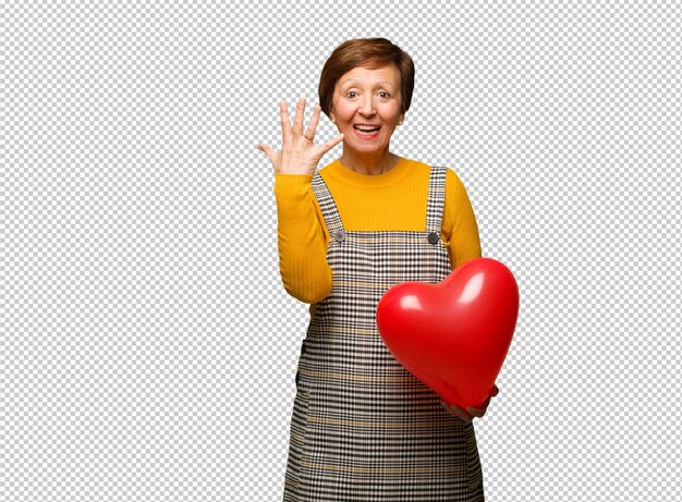 Mujer de mediana edad celebrando el día de san valentín muy asustada y asustada