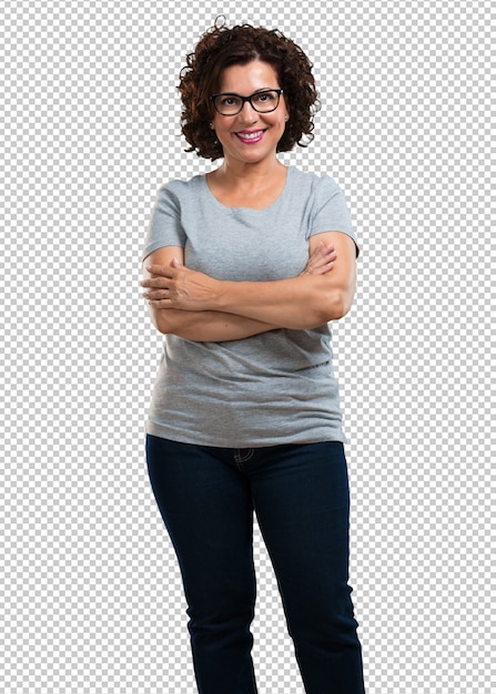 Mujer de mediana edad cruzando los brazos, sonriente y feliz, segura y amigable