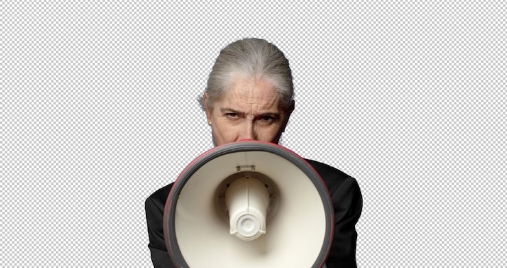 PSD mujer de mediana edad con un megáfono
