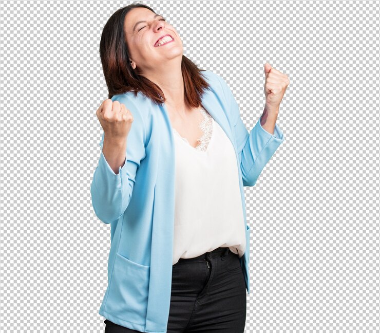 PSD mujer de mediana edad muy feliz y emocionada, alzando brazos.