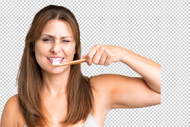 Mujer de mediana edad sobre un fondo aislado con un cepillo de dientes