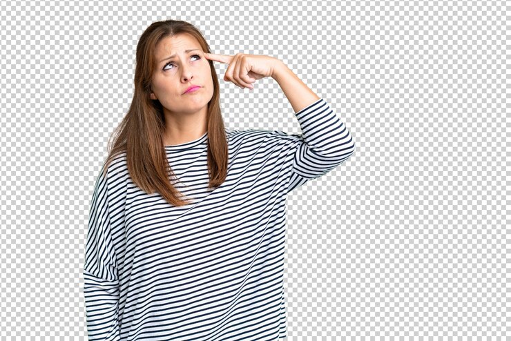 PSD mujer de mediana edad sobre fondo aislado haciendo el gesto de la locura poniendo el dedo en la cabeza