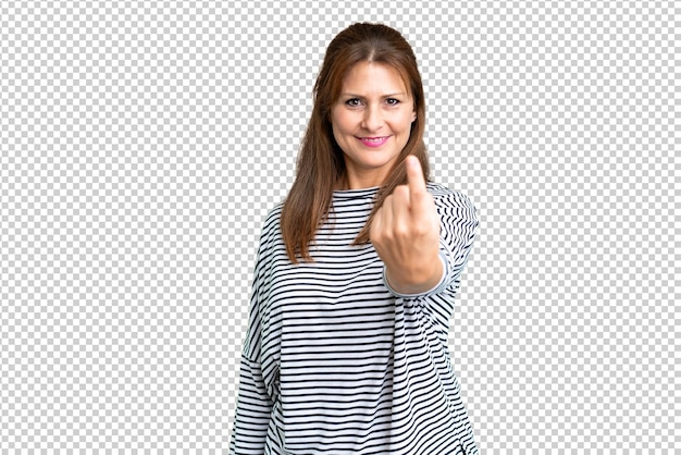 Mujer de mediana edad sobre un fondo aislado haciendo el siguiente gesto