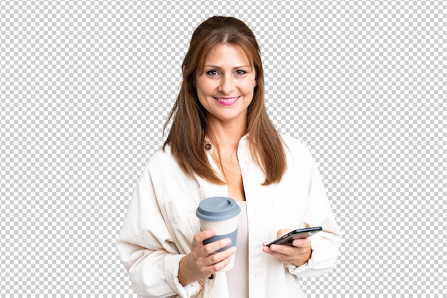 PSD mujer de mediana edad sobre fondo aislado sosteniendo café para llevar y un móvil