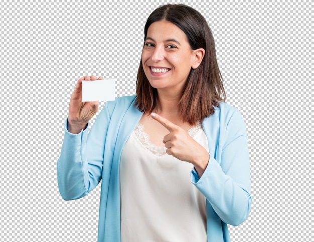 Mujer de mediana edad sonriendo confiada, ofreciendo una tarjeta de negocios, tiene un negocio próspero, copia espacio para escribir lo que quieras