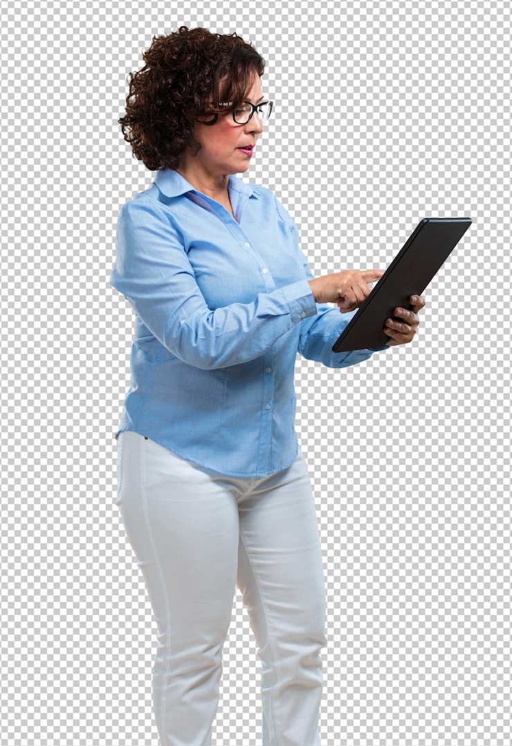 PSD mujer de mediana edad, sonriente y confiada, sosteniendo una tableta, usándola para navegar por internet