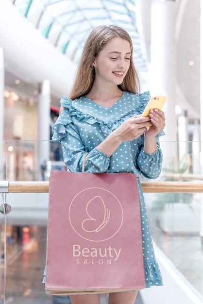 PSD mujer mirando su teléfono en el centro comercial