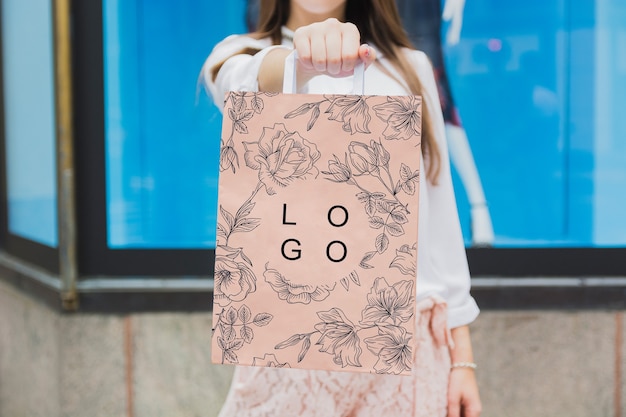 PSD mujer con mockup de bolsa de compra