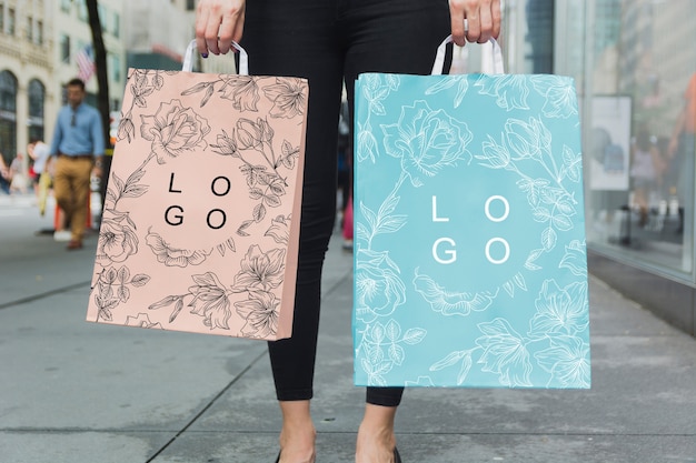 PSD mujer con mockup de bolsa de compra