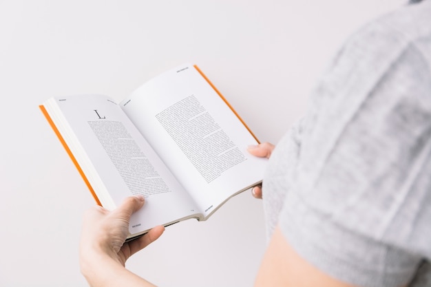 Mujer con mockup de libro