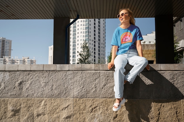 PSD mujer modelando maqueta de moda en la pared