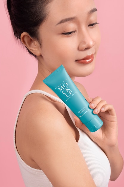 PSD mujer mostrando crema facial para el cuidado de la piel y la belleza.