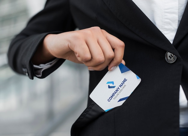 PSD mujer de negocios sacando maqueta de tarjeta de visita de bolsillo