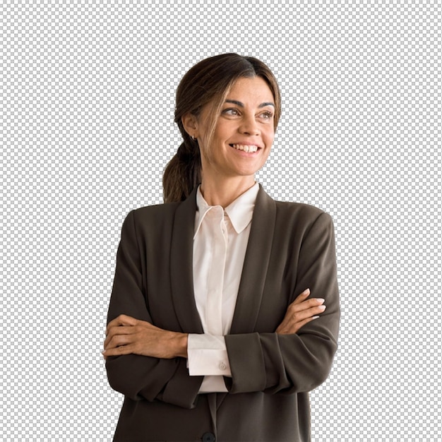 Una mujer de negocios sonriente con los brazos cruzados