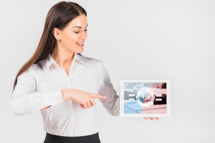 PSD mujer de negocios sujetando maqueta de tableta para el día de trabajo