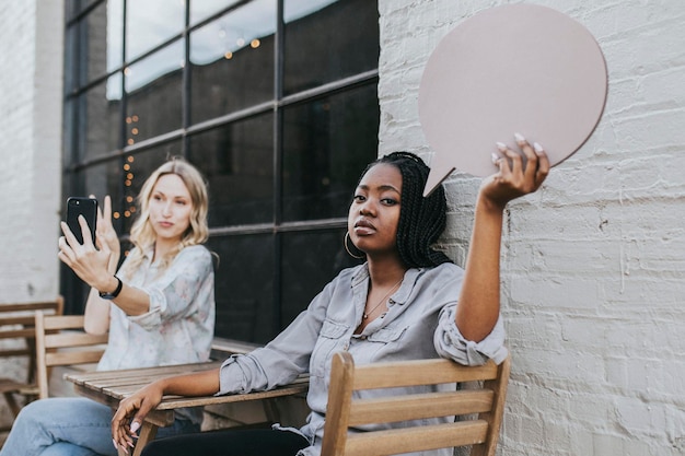 Mujer negra cansada de su amiga sigue tomando una selfie