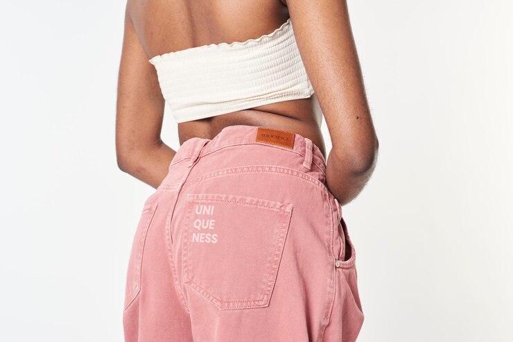 PSD mujer negra con pantalones vaqueros rosados