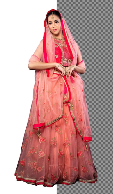 PSD la mujer de la novia india de la longitud completa de los años 20 usa el traje tradicional del vestido de boda de la india del oro rojo, aislado. hermosa sonrisa asiática feliz en velo rojo rosa y soporte mirar a cámara, fondo blanco de estudio