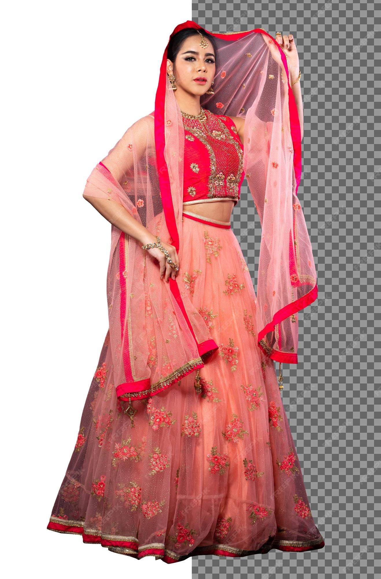La mujer de la novia india de la longitud completa de los años 20 usa el  traje tradicional del vestido de boda de la india del oro rojo, aislado.  hermosa sonrisa asiática
