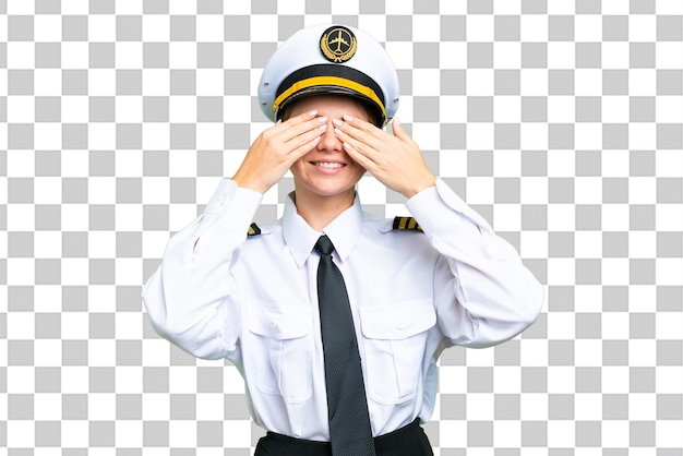 Mujer piloto de avión sobre fondo de clave de croma aislado cubriendo los ojos con las manos