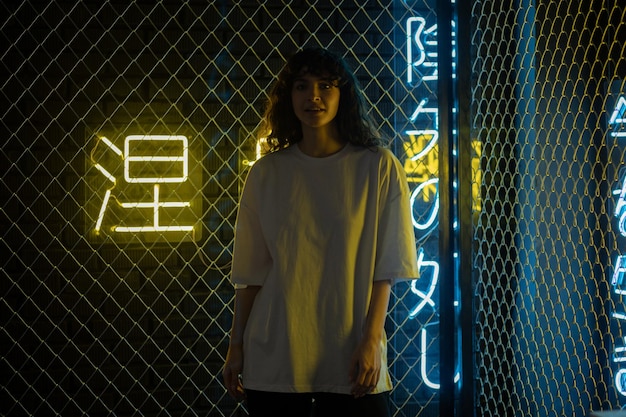 Mujer posando en un entorno cyberpunk iluminado con neón