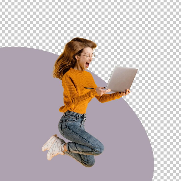 La mujer de PSD está saltando en el aire con una computadora portátil con fondo transparente