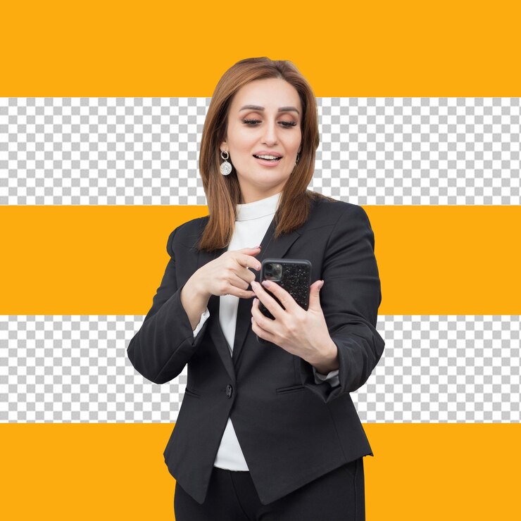 Una mujer PSD en un traje negro sostiene una taza de café con fondo transparente