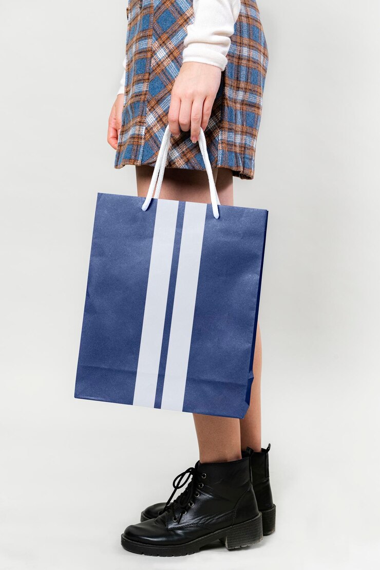 PSD mujer que lleva una maqueta de bolsa de compras