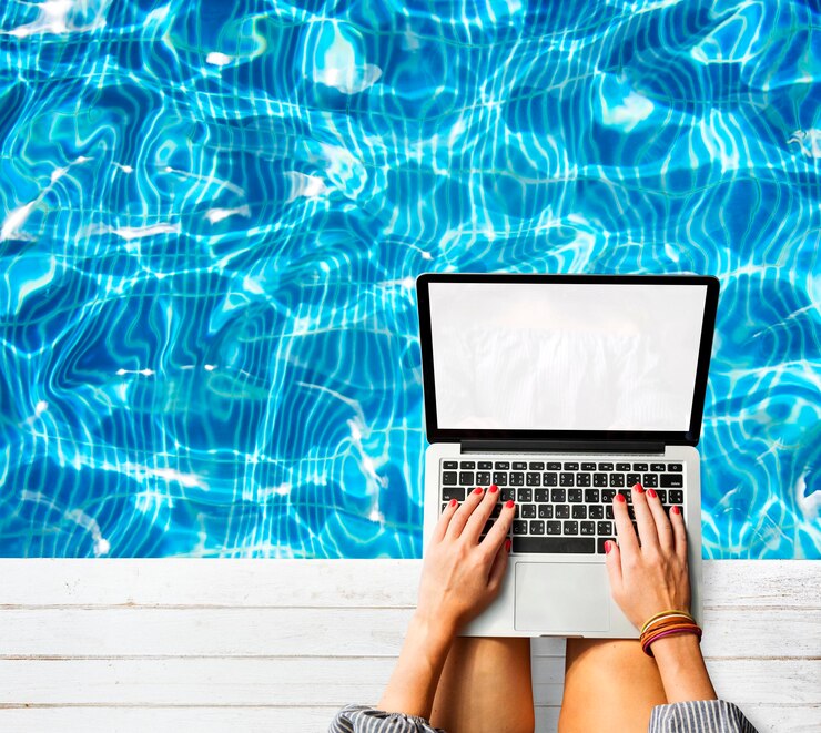 PSD mujer que usa la computadora portátil